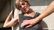 porno laska siada na jej słodkiej buźce