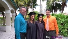 wchodzi w jej głębokie gardło hentai