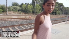 młoda bawi się swoimi piersiami