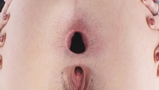 film z obciągania 2 penisów przez blondynkę z małymi cyckami