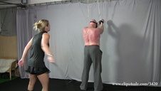 sąsiadka wysysa spermę z własnej cipy