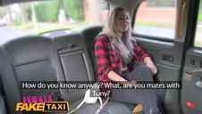 palec w tyłku ciemnowłosej suki