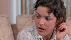 młoda z niewielkim biustem liże penisa