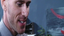 niegrzeczna uczennica robi striptiz