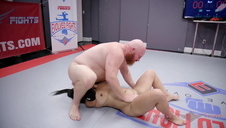 dojrzała elegantka namówiła młodą na seks