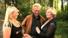 seksowne blondynki zabawiają się na żółtej kanapie