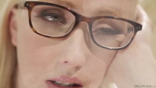 bicie związanej lesbijki