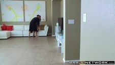 tryska na jej niewielkie piersi