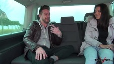 obfity spust na cycatą brunetkę