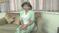 czekoladka z dużymi cycami wskakuje na bladego fiuta