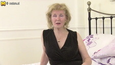 azjatka ma zamknięty oczy podczas seksu