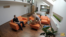 seks w ogrodzie pod drzewem