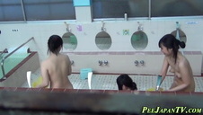 klęczy na kanapie i ciągnie jego członka