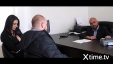 profesjonalna masażystka pieści laskę na łóżku