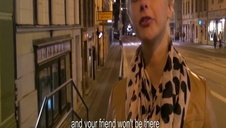 blond laska liże jąderka a brunetka ssie fiuta