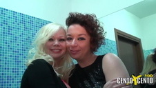 ruda bawi się z blondynką