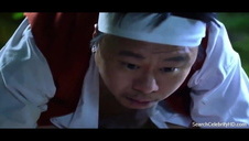 blond brytyjka klęczy przed penisami