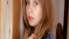 dwa aniołki ciągną długą pałkę