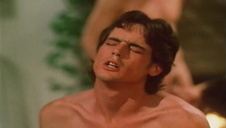 chuda brunetka ujeżdża bolca