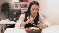 wypina się w kuchni a on ją pieprzy