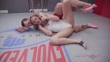 pukają modelkę w trójkącie