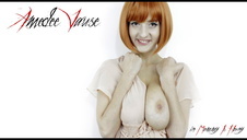 analne uczennice zabawiają się na fotelu