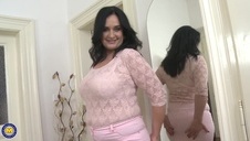 znakomite ciałko ponętnej brunety