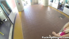 dobrze sobie radzi samotnie