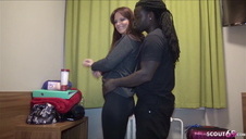 blondi ciągnie w aucie murzynowi