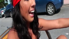 wkłada seks zabawkę w szparkę koleżanki