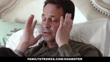 wali mu konia i pieści sobie clitora