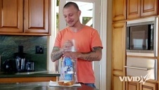 chce ją zadowolić od tyłu