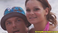 blondi w krawacie jest ruchana na pieska