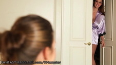 młoda suczka obrabia mu kutasa