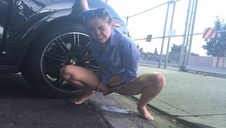 kolo patrzy na fajne cycuszki