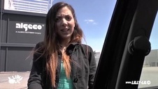 napalony koleś ociera się o laskę w autobusie