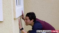 chwyta go za wielkiego członka i liże go