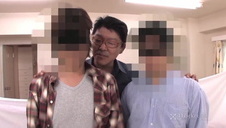 młoda zabawia się butelką