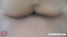 analna wariatka ciągnie kuśkę na kanapie