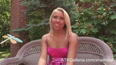 brunetka liże cipkę blondyny w łazience