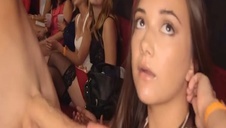 ruda laseczka dosiada go na kanapie