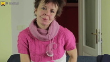 zrelaksowana babka dobrze ciągnie kutasa