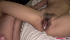 ruda w pończochach na biurku