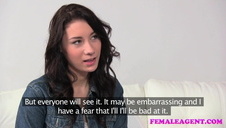 seks blondynka zabawia się jego kutaskiem i drapie go po jajeczkach