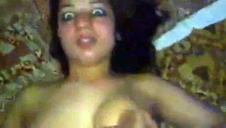 naoliwiona nikki pieści się po cycach