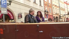 siostra wypina dupkę przed brunetem