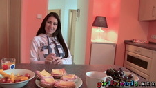 piękna brunetka wibruje obie dziurki