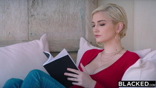 podnosi ją i nadziewa na pal