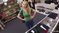 amatorka trzepie jego fiuta dłonią