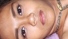 opalona laseczka naoliwia swój boski biust